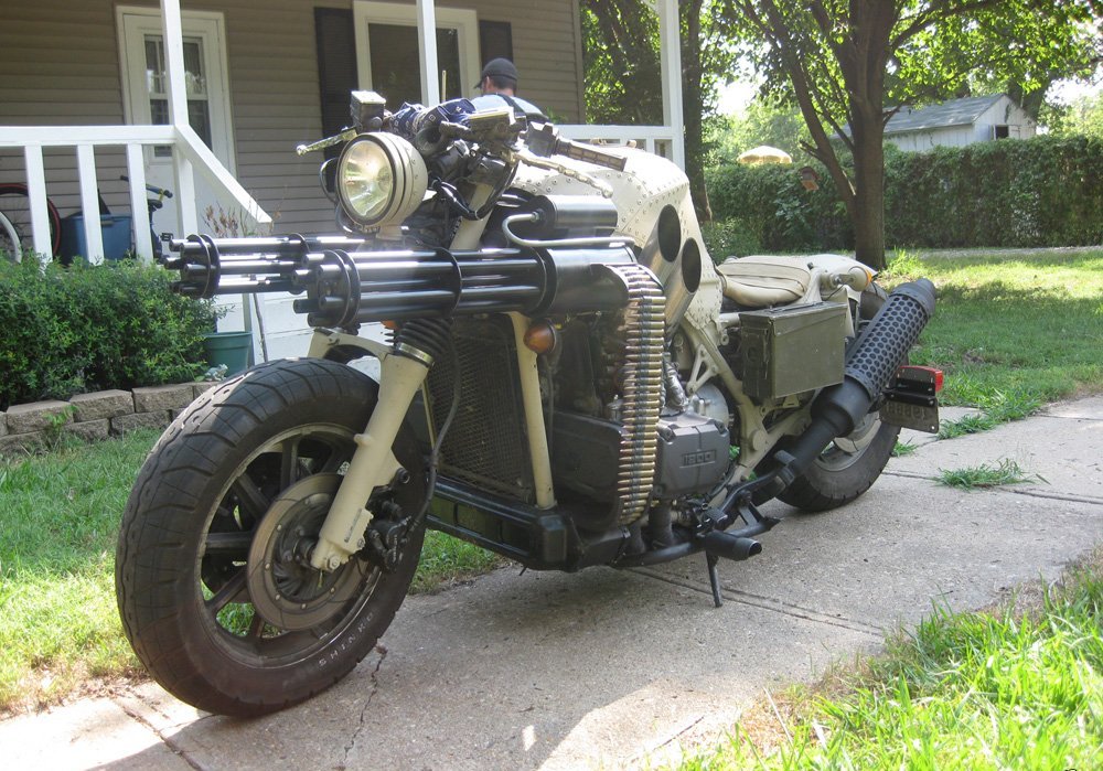 1000x699, 198 Kb / мото,пулемет,тротуар