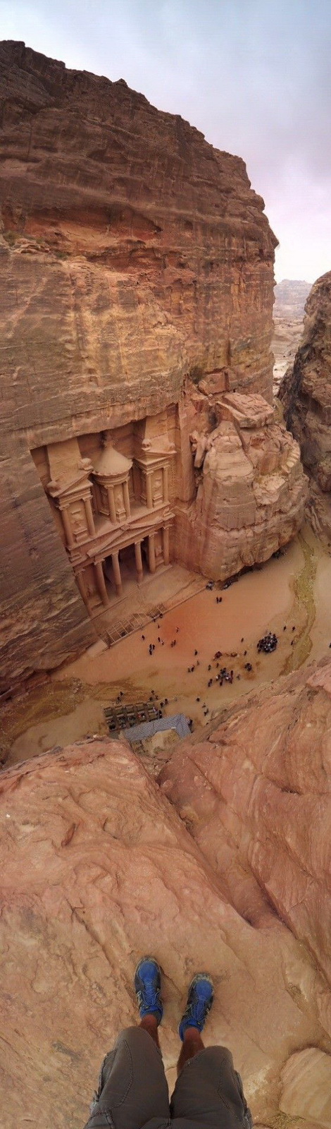 470x1600, 294 Kb / Иордания, Петра, древний город, скала, ноги, кроссовки