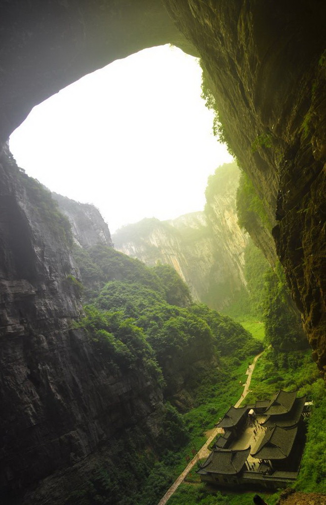 660x1023, 200 Kb / скала, трава, пещера, свет