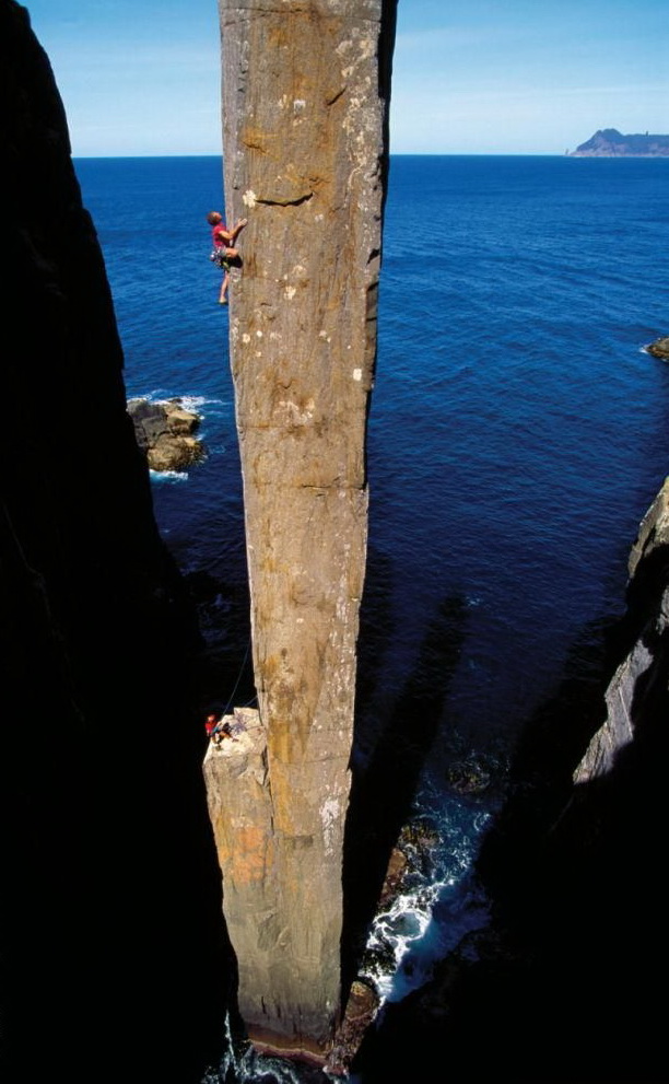 612x991, 158 Kb / тотем, столб, вода, скала