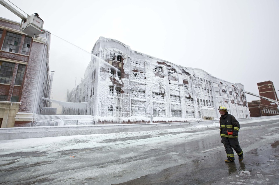 959x639, 152 Kb / пожарные, изморозь