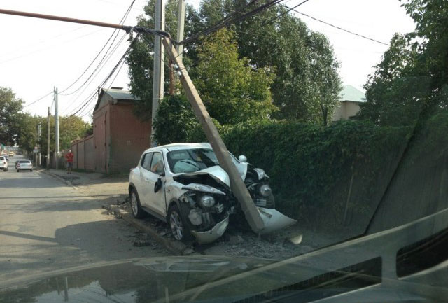 640x433, 64 Kb / жук, авто, столб, авария