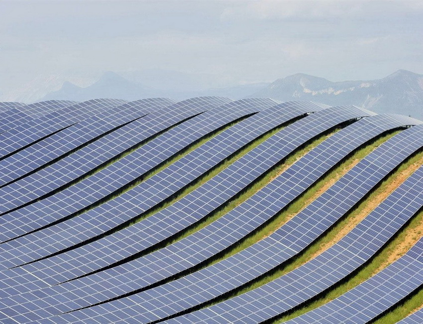 850x650, 267 Kb / солнечные батареи, холм, трава, франция