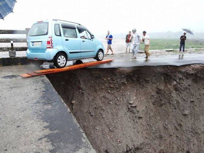 700x525, 61 Kb / обвал, машина, доски, переезд