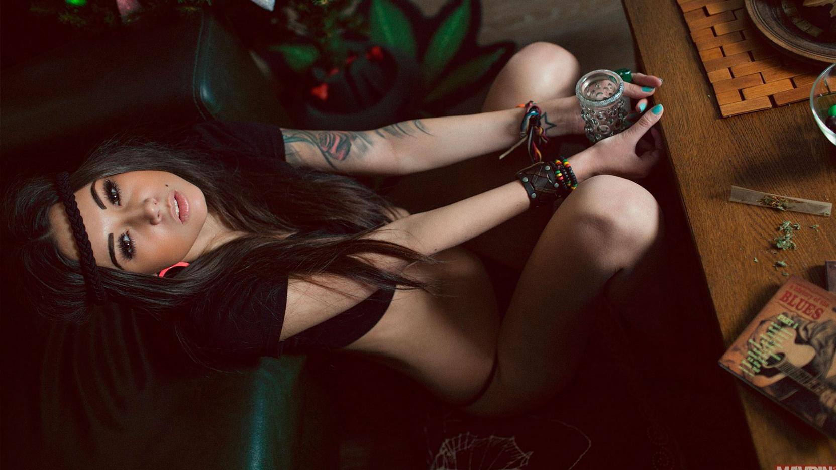 1664x936, 161 Kb / хиппи, фенечка, банка, браслет, тату, брюнетка, ободок, стол, трава, блюз