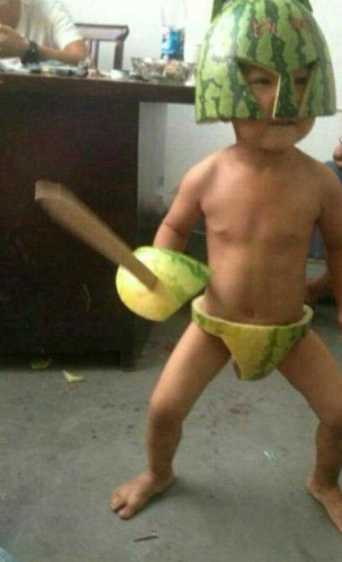 382x627, 47 Kb / арбуз, меч, шлем, ребенок