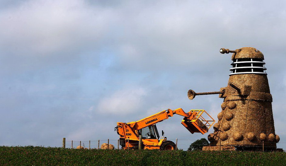 941x549, 143 Kb / экскаватор, робот, сено