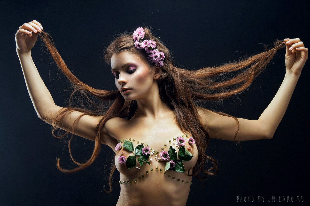 1280x850, 185 Kb / сиськи, цветы, макияж, бусы