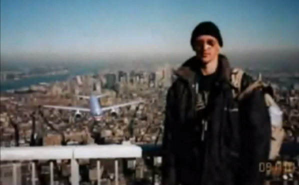 598x370, 295 Kb / на, память, Всемирный, Торговый, Центр, фото, самолёт, мужик