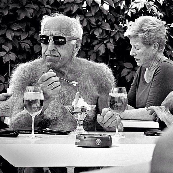 600x600, 111 Kb / ч/б, мужик, мороженое, волосатый, кафе, очки