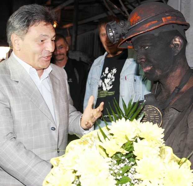 620x597, 78 Kb / шахтер, цветы, награждение