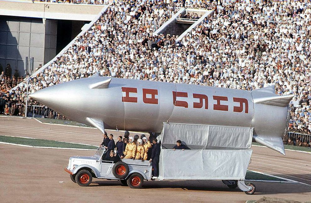 990x647, 176 Kb / авто, газ-69, тележка, ракета, стадион