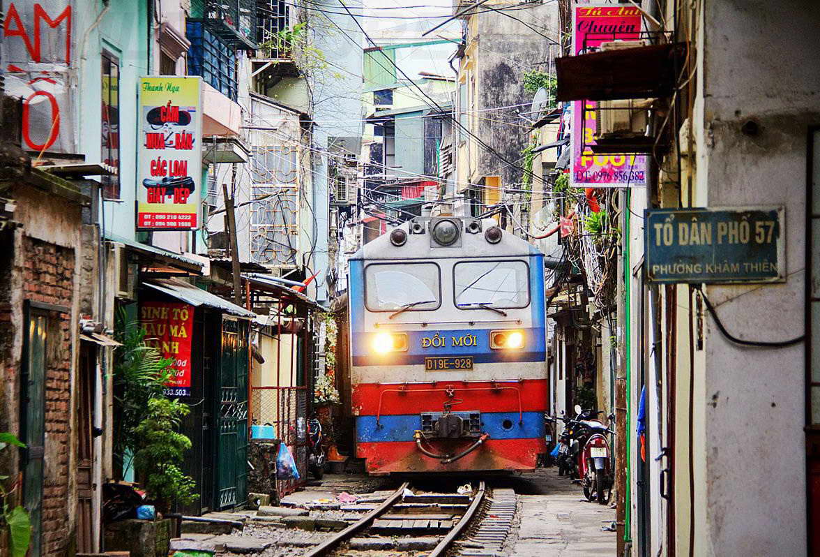 1176x798, 204 Kb / поезд, трущобы