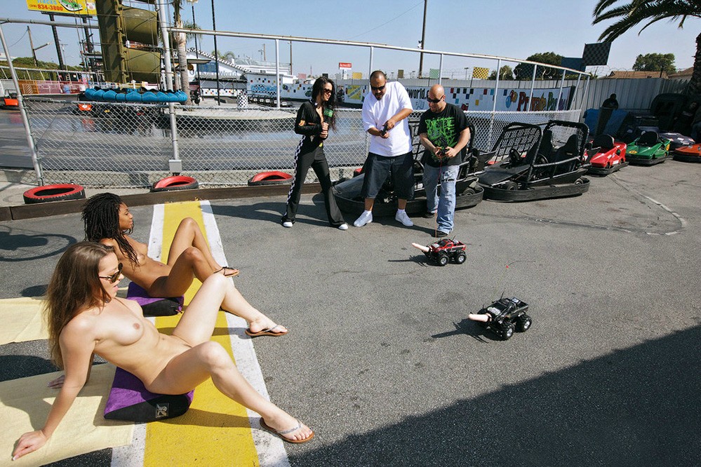 999x666, 266 Kb / девушки, негритянка, белая, машинки, члены, репортёр, дилдо