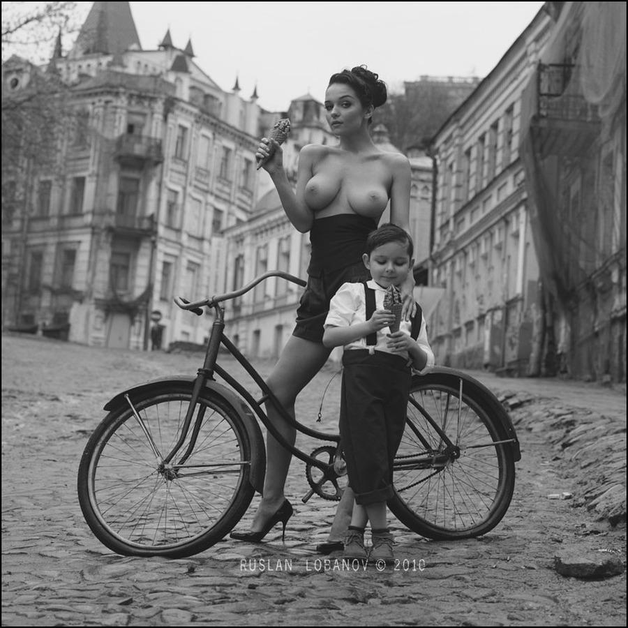 900x900, 119 Kb / евгения диордийчук, мальчик, велосипед, мороженое, ч/б