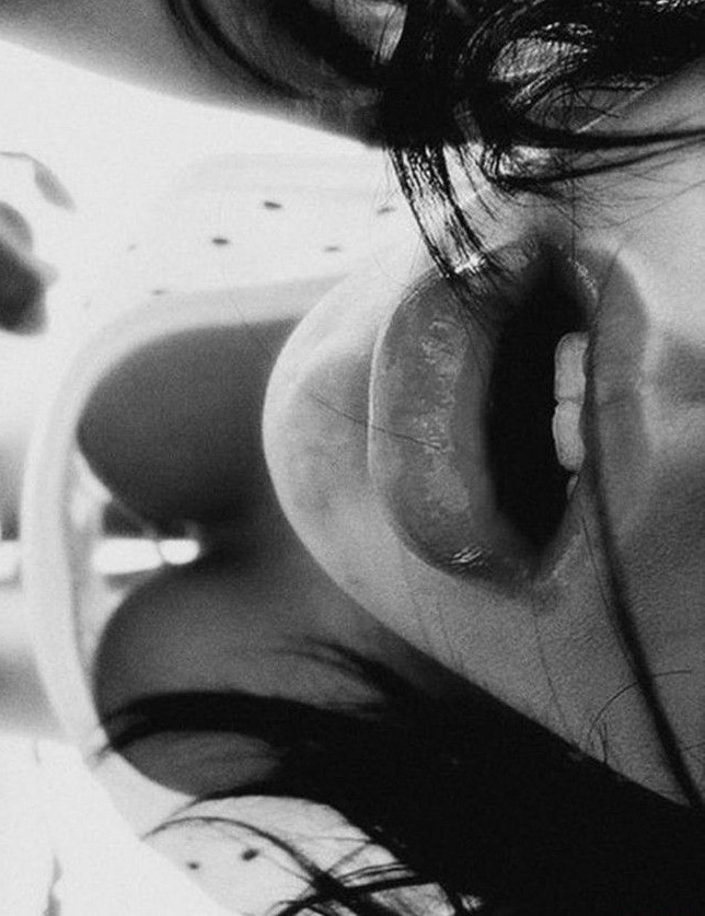 644x837, 144 Kb / ч/б, губы, сиськи