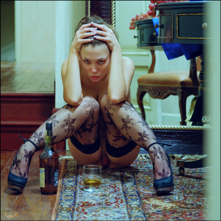 850x850, 290 Kb / чулки, бутылка, виски, ковер