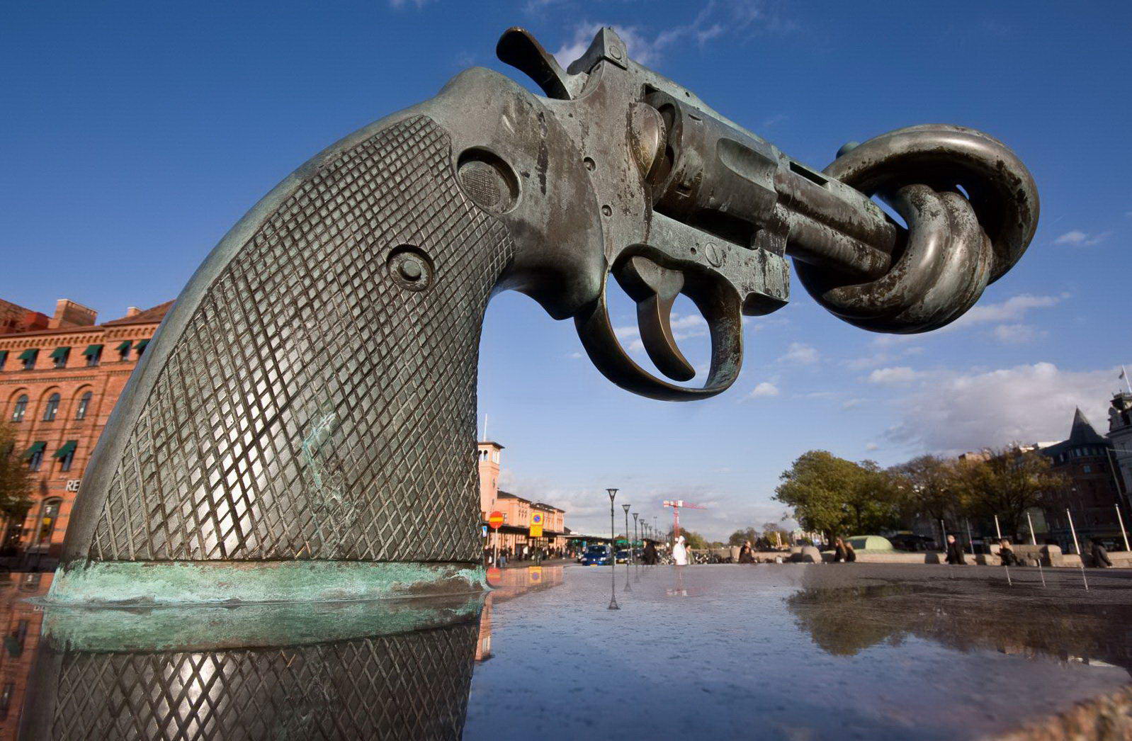 1598x1046, 285 Kb / пистолет, скульптура