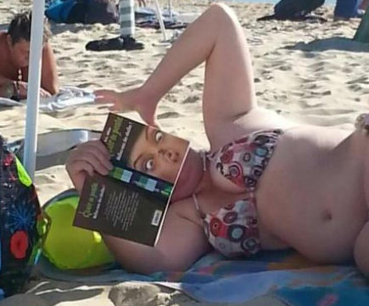 748x621, 299 Kb / девушка, книга, пляж