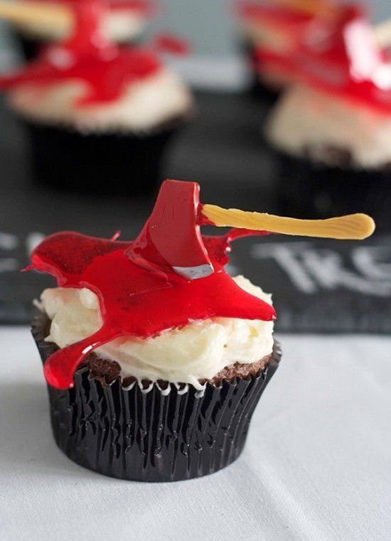 550x761, 105 Kb / пирожное, топор, кровь