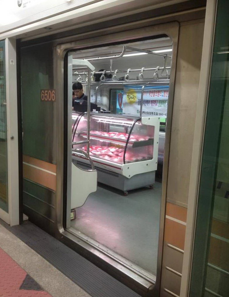 769x997, 201 Kb / метро, витрина, двери