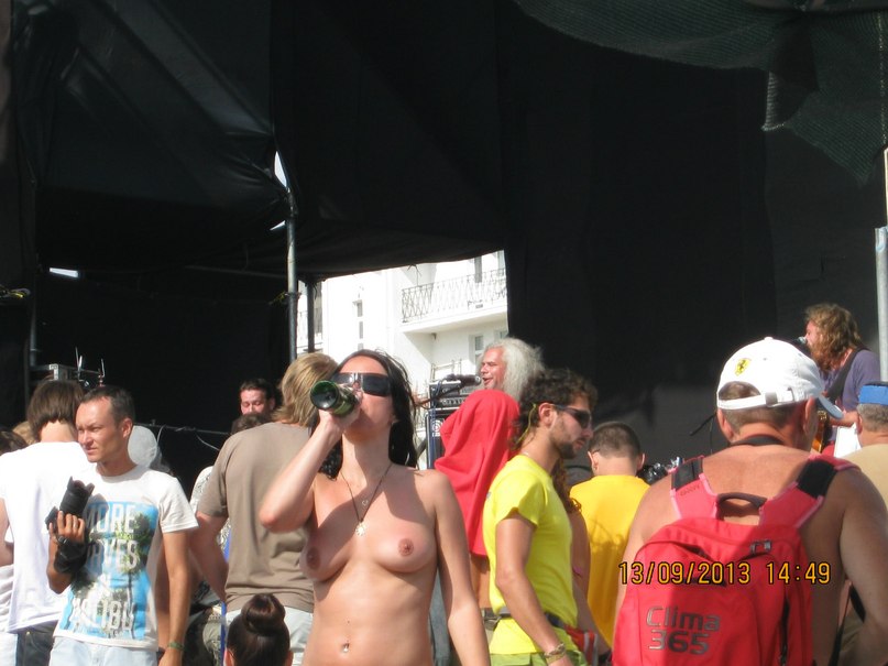 807x605, 77 Kb / пиво, концерт, нудистка, очки, топлесс