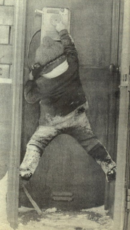 434x768, 70 Kb / телефон, будка, зима