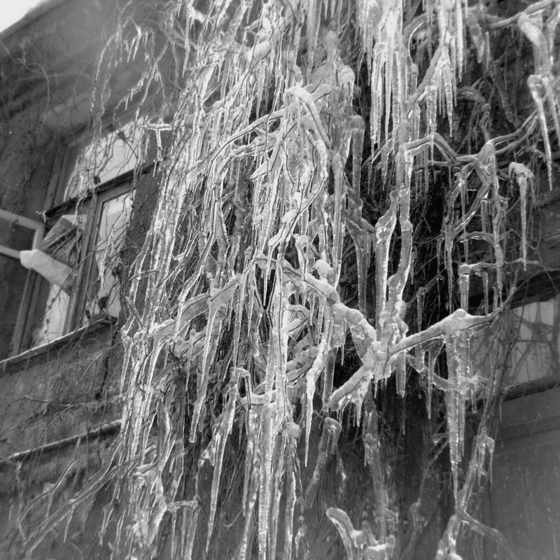 800x800, 240 Kb / Москва, фото, 1980, чб, лед, сосульки, дом, окно