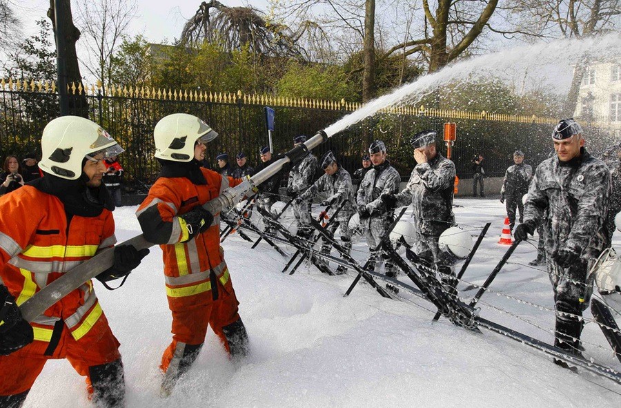 900x591, 240 Kb / пожарные, полицейские, пена