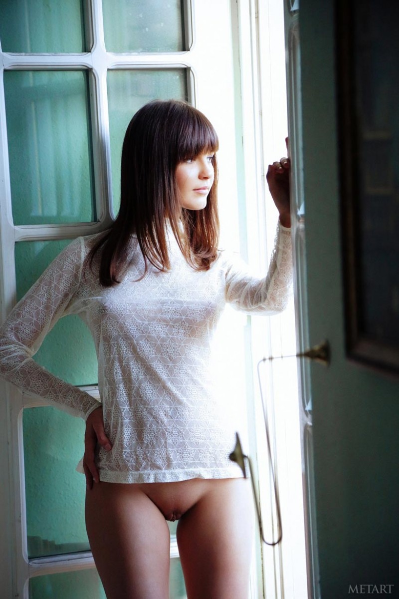 800x1200, 167 Kb / брюнетка, дверь, сиськи, свет