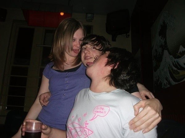 600x446, 36 Kb / рука, стакан, показалось