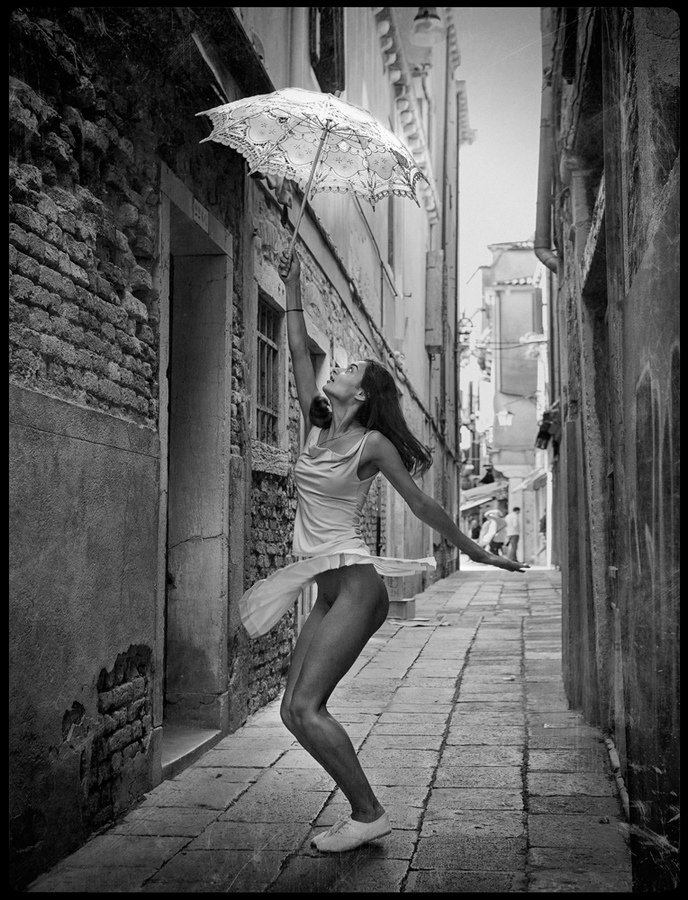 688x900, 273 Kb / ч/б, зонт, переулок, платье