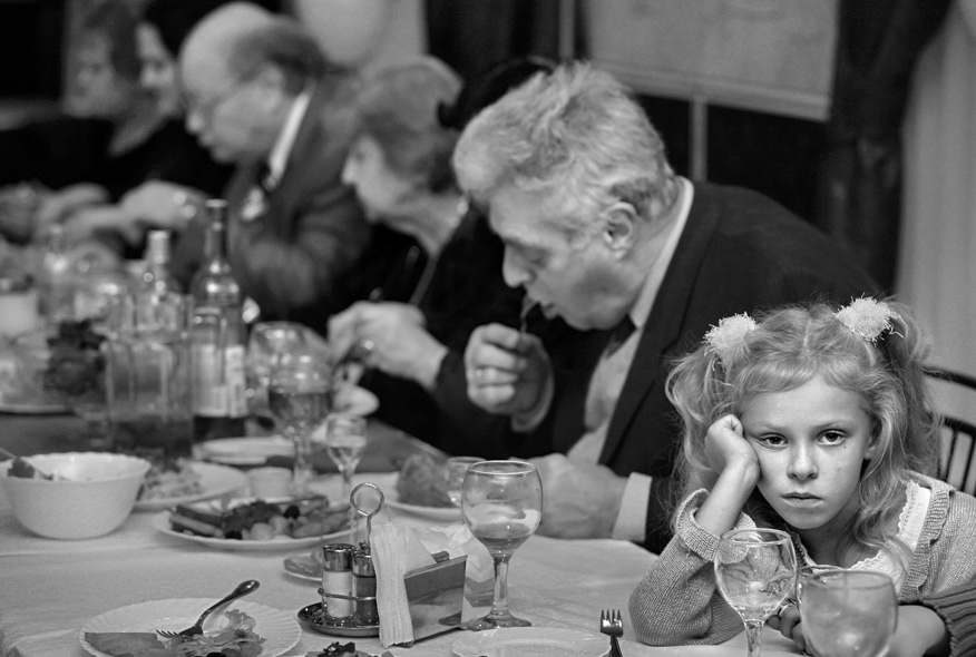 876x590, 148 Kb / тоска, стол, хвостики, бокал, стол, праздник, девочка