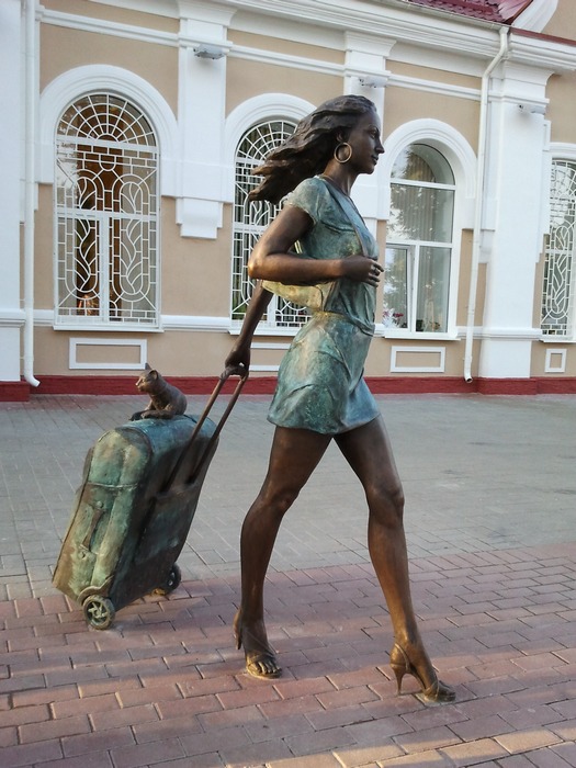 525x700, 126 Kb / памятник, скульптура, вокзал, студентка, чемодан, молодечно