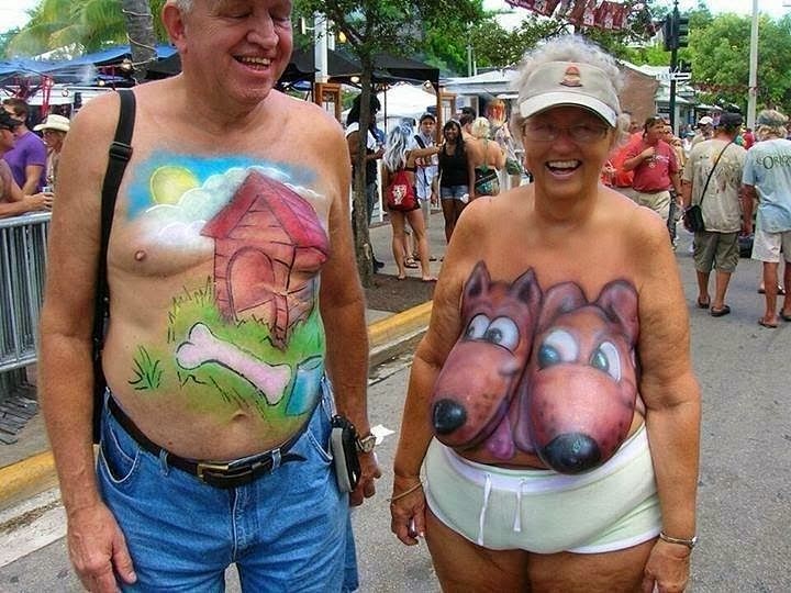 720x540, 103 Kb / дед, бабка, конура, собаки, бодиарт, сиськи, улыбка, очки, козырёк, смех