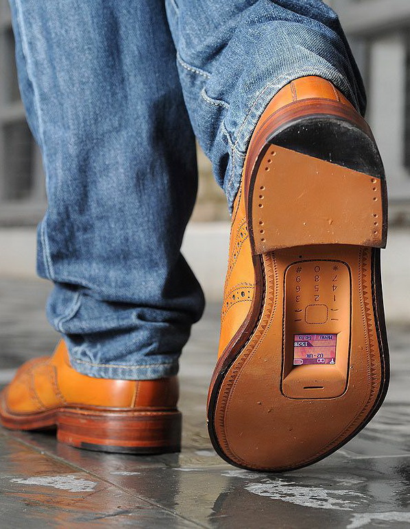 598x772, 209 Kb / ботинок, подошва, телефон