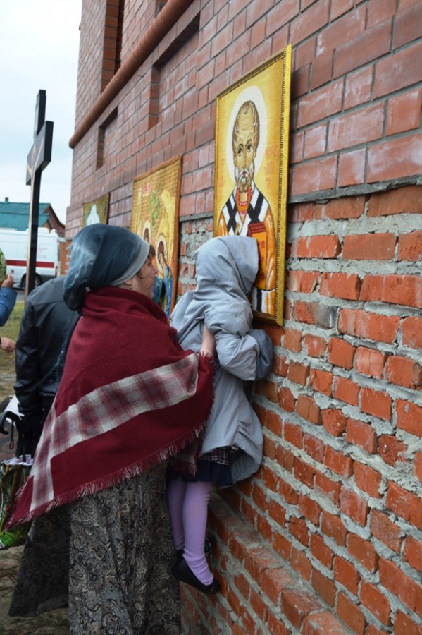 599x900, 157 Kb / икона, пгм, ребенок, стена, кирпич