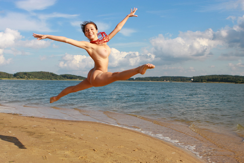 850x567, 184 Kb / озеро, пляж, прыжок, бусы