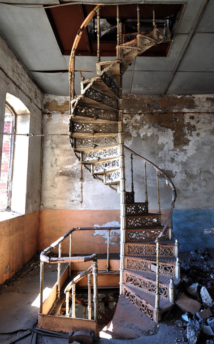 746x1200, 225 Kb / лестница, литьё, чугун, болты, старый, элеватор