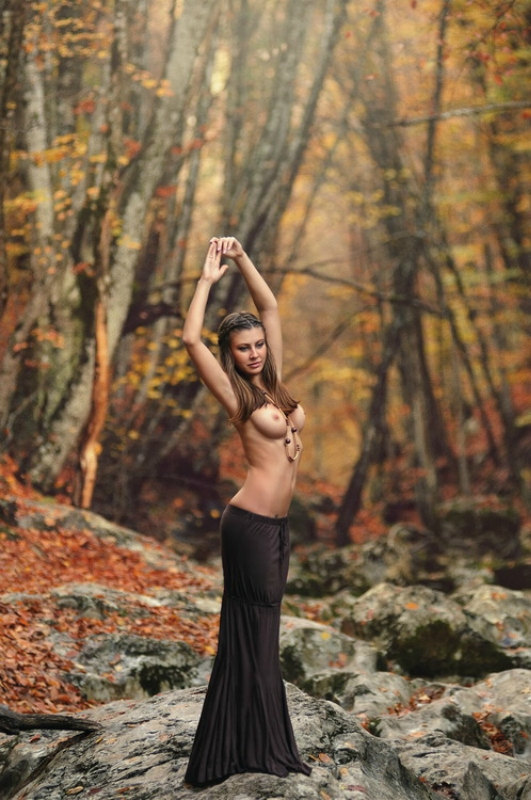 531x800, 121 Kb / осень, листопад, камни, лес, топлесс, юбка, макси