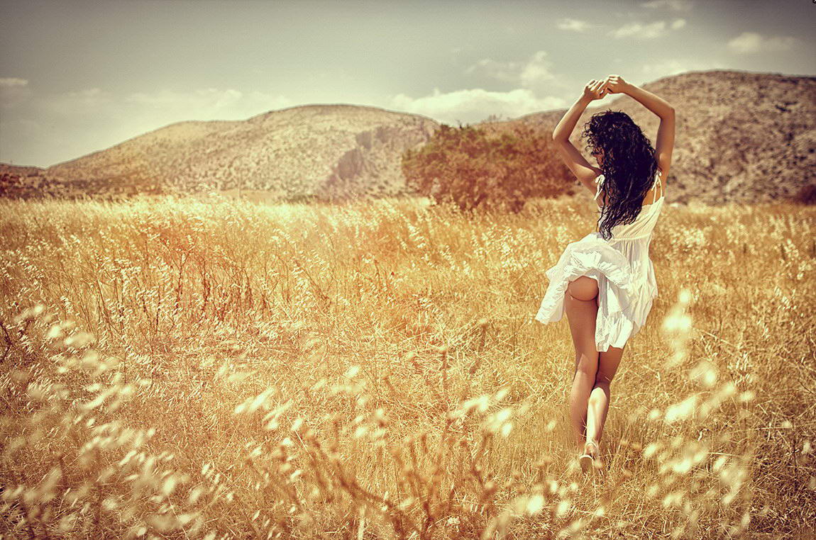 1150x762, 223 Kb / поле, лето,  брюнетка, попа