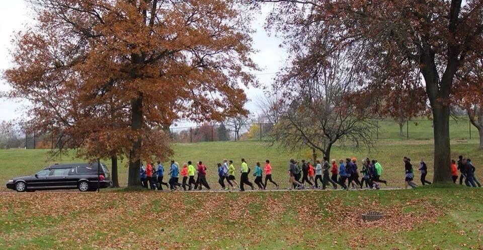 960x497, 119 Kb / похороны, катафалк, бегуны