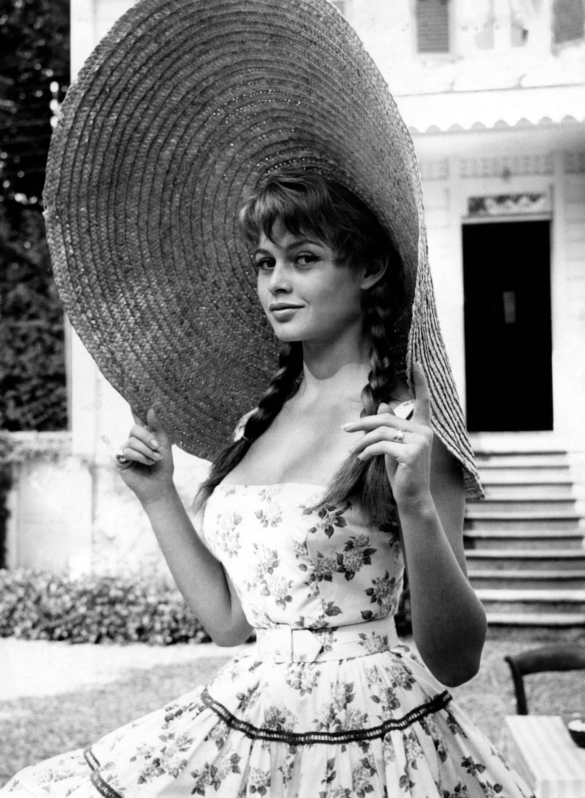 1173x1600, 226 Kb / брижит бардо, панама, косы, платье, ч/б, Brigitte Bardot