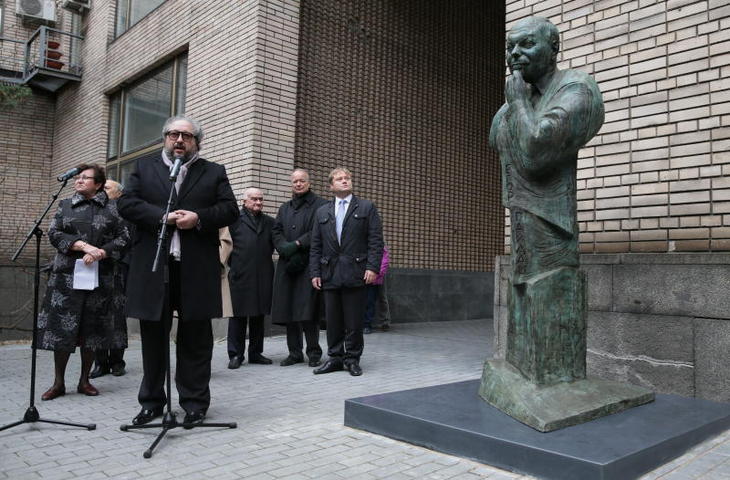 730x480, 75 Kb / егор гайдар, однорукий бандит