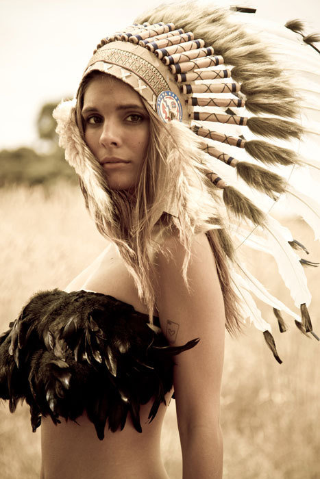 467x700, 79 Kb / Перья, татуировка, сердечко, индианка, Caitlin Stasey, Актриса, девушка