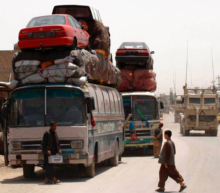 720x632, 55 Kb / автобус, авто, крыша, груз, индия