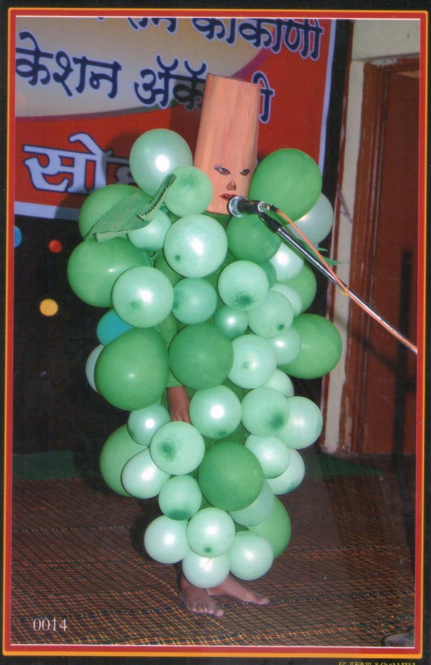 623x960, 119 Kb / виноград, косплей, шарики, индия