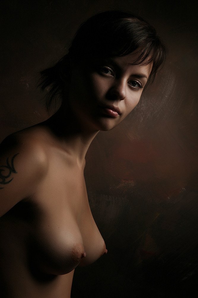 667x1000, 68 Kb / брюнетка, молодая, тату