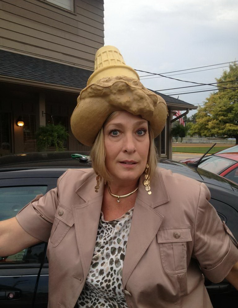 768x990, 193 Kb / дама, milf, шляпа, мороженое