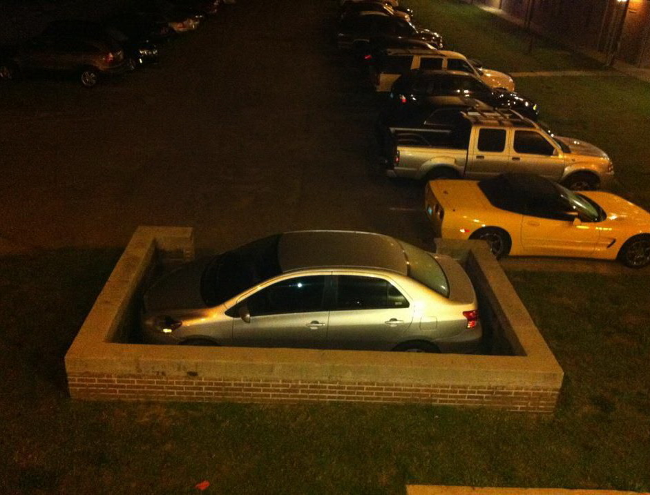 941x717, 182 Kb / авто, стена, кирпич